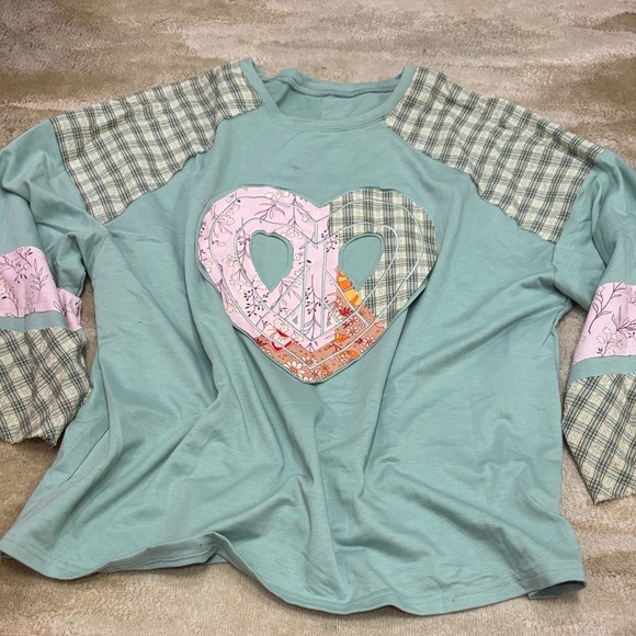 Women’s oversized Patchwork Heart Long Sleeve Shirt - Picture 1 of 6